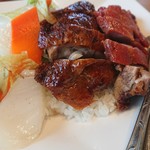 中華料理　龍城 - ・焼き物二種（豚と鶏）、良い感じのテカリ
