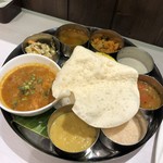 カレーリーブス カフェ＆レストラン - 大きなカレーがシーフード これがかなりスパイシーでこの皿でストップ