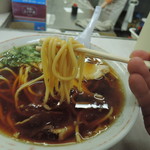 中華そば 光洋軒 - 麺は中太麺ストレート麺、加水率は中級。 　丸麺で、珍しい仕様。グニュッとムッチリしなやかな歯応え 　ブッチンブッツンと切れる明確な歯切れ 　ブリンと力強いボディと伸びやかな伸縮性