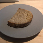 B - ランチコースのパン。