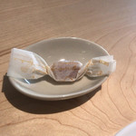 B - 食後に出てくるルイボスティーのキャンディー。