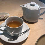 B - 食後のドリンクで紅茶。