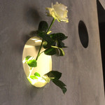 B - 壁から花が飛び出る演出。