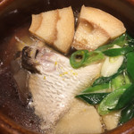 赤坂 渡なべ - ・季節の小鍋：サクラ鯛、麩、筍 サクラ鯛のカマの部分。こちらにもたけのこが入っていました。 最後に入れる九条ネギがしゃきしゃき。 熱々！カマの部分大好きなので、骨までしゃぶっていただきました。