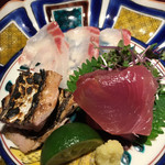 赤坂 渡なべ - ・お造り：マハタ・鰹 マハタは薄づくり。ポン酢？でいただきます。鰹は生姜醤油で。 マハタのねっとりとした食感がいい。鰹は生とたたきの２種類。 どちらも美味しい。薬味もたっぷりです。