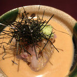 赤坂 渡なべ - ・鯛茶漬け お米を作られているご実家のお米。これが美味しい。 そして鯛のゴマダレ。まずは白いご飯に鯛をのせて。 そして、ご飯をおかわりして、鯛茶にしました。 本当に大好き、渡なべさんの鯛茶。