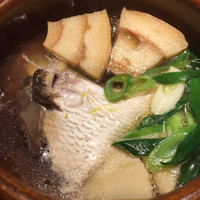赤坂 渡なべ - ・季節の小鍋：サクラ鯛、麩、筍 サクラ鯛のカマの部分。こちらにもたけのこが入っていました。 最後に入れる九条ネギがしゃきしゃき。 熱々！カマの部分大好きなので、骨までしゃぶっていただきました。