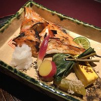 赤坂 渡なべ - ・焼肴：キンキの開き、 笹巻き麩、丸十など 大きなキンキの干物！大好きなんですよ。一人一尾、食べごたえあります。 魚食いなので、骨をしゃぶって、骨も食べられるところはいただいて。 ほぼ骨がない状態。堪能しました。