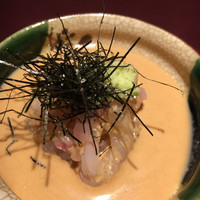 赤坂 渡なべ - ・鯛茶漬け お米を作られているご実家のお米。これが美味しい。 そして鯛のゴマダレ。まずは白いご飯に鯛をのせて。 そして、ご飯をおかわりして、鯛茶にしました。 本当に大好き、渡なべさんの鯛茶。