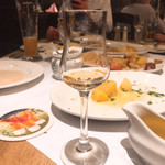 PAULANER IM TAL - カクテル「ボイラーメーカーとその弟子」のワカレ・ヴァージョン。シュナップスはノルウェーの火酒「リニア・アクアヴィット」