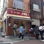 ベーカリー小麦色 - 商店街の一角にあります