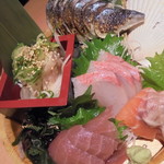 魚民 近江八幡北口站前店 - 鳥ムネ肉のタタキ・お造り盛り合わせ