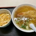 黄金そば - 今回は「天婦羅中華」と「ミニ玉子丼」のセットで…。
            食べ過ぎ？？