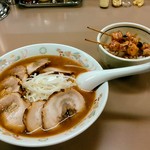 ラーメンのこじま - 秘伝のたれ（しょうゆ）味　玉ねぎチャーシューめん　874円、小どんぶり　やきとり丼　199円