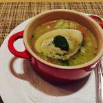 ガーデンレストラン シェフズ テラス - 貝の出汁と香味野菜で作るバジル風味スープ  蛤をそえて