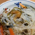 Meichan No Daidoro - 春雨サラダ
                      甘酢味で昆布、クラゲなどが入っている。
                      ただ、ニンニクが半端ないからご注意をっ！