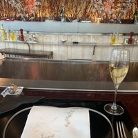 表参道うかい亭 - 鉄板の奥には季節の桜が飾ってありました。個室もあります。