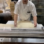 丸亀製麺 - 2019/04 丸亀製麺は、全国の店舗すべてに製麺機を置いて小麦粉から“打ちたての麺”をつくり、それをその場で茹でて、“茹でたての味”を実現しているらしい。