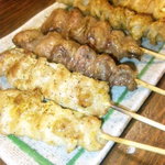 Hikari Dori - 焼き鳥盛り合わせ。もも、はつ、かわ。