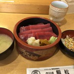 美登利寿司 鮨松 - ◆まぐろ丼（1050円：外税）・・サラダ、あら汁付。 ご飯は半分にして頂きました。