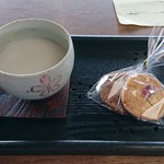 紫雲出山遺跡館喫茶コーナー - 甘酒♪とクッキーセット