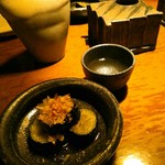 Chikarakobu - お通しは２９０円(税別)。今夜は茄子の輪切りの煮浸し？でした。鰹節のせ。