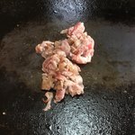 おばちゃん - 横で焼きそばを焼きます。
      
      焼きそばは肉を注文。
      
      昔は焼く前から茶色い麺だったけど、今は普通の黄色い麺に変わってた。
      
      
      