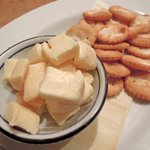 西尾さん - クリームチーズの味噌漬とあたり前田のクラッカー