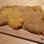 海味 - つまみの雲丹　杉の板の香りも良い酒が進む