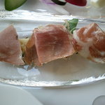 サーラ アマービレ - ３種のハムとスキアッチャータ