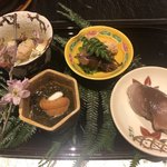 天麩羅くろさわ - 前菜（春キャベツの白和え（焼きホタテ）、ホタルイカと菜の花と魚の子、鯖寿司、もずく酢雲丹添え）