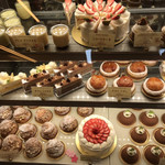 一夜城 ヨロイヅカ・ファーム - ケーキショーケース