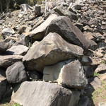 一夜城 ヨロイヅカ・ファーム - 先程の石垣の左裾のアップ。崩れかけているが巨石が算木積みされていてカッコいい♬