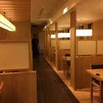 Hakata Unagiyafujiuna - 白木の店内