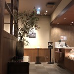 倉式珈琲店 - 内観。入り口、レジ方向を眺める。