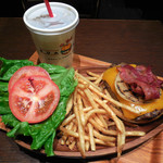 KUA`AINA - ...「厚切りチェダーベーコンバーガー・セット（1493円）」、ハンバーガーは1000円以上しないと美味く無い☆彡