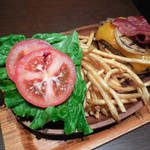 KUA`AINA - ...「厚切りチェダーベーコンバーガー・セット（1493円）」、野菜の厳選感☆彡