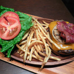 KUA`AINA - ...「厚切りチェダーベーコンバーガーセット（1493円）」、カリカリベーコン☆彡