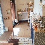 こまめカフェ - 左手奥のサッシが入口