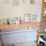 こまめカフェ - 右のたなの奥は台所