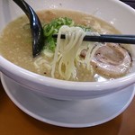 よってこや - 醤油ラーメンの麺持ち上げ