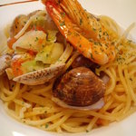 とまと座 - 海老とあさりと春キャベツが入ってる季節ものの豪華なパスタ。(2010.4月）