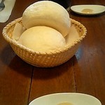 とまと座 - パンとサラダ。練乳バターが美味しい。(2007.7月）