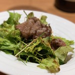 芦屋焼肉 結 - 黒毛和牛タンのサラダと一緒に