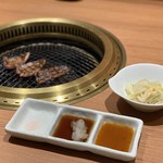 芦屋焼肉 結 - 焼肉３種ののツケダレと白キムチ