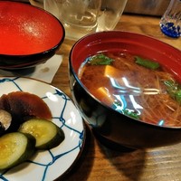 すし一 - 穴子丼には漬物もセット
