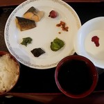 Seiyouryouri dansungudoru - ご飯・味噌汁・カスピ海ヨーグルト。
                        プレートの上は焼鯖と鮭、その右側、時計まわりに梅干し、赤紫蘇の実、かっぱ漬、かぐら南蛮、ふき味噌。