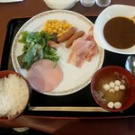 Seiyouryouri dansungudoru - ハム、サラダ、ベーコン、ウインナー、コーン＆大豆。
                        右側はカレー。