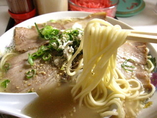 ラーメン専門店 藤原来々軒 - 佐伯ラーメンらしい中太麺