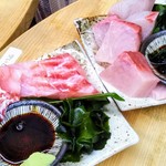 朝呑み 楽酒 - 厚いお刺身！鯛（430円+税）カンパチ（380円+税）